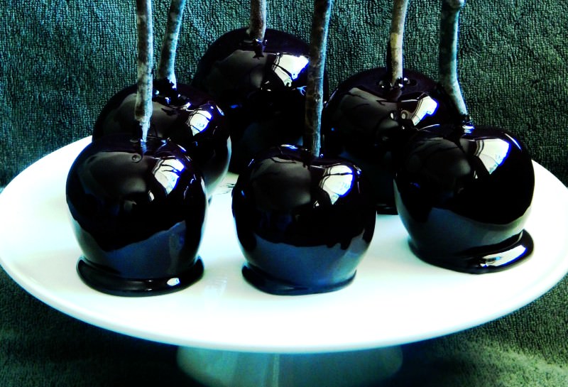 Black poison apple for Halloween Desserts