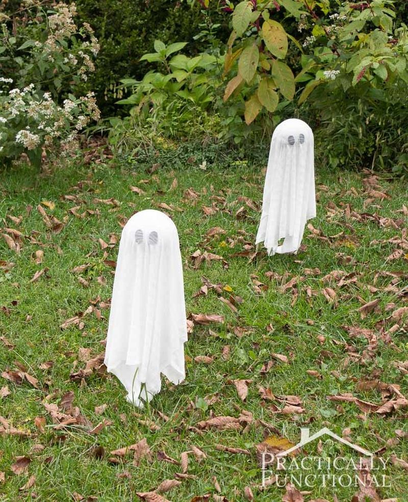 DIY floating ghosts in garden for halloween 