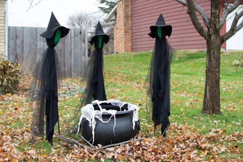 DIY Halloween witch outdoor décoration