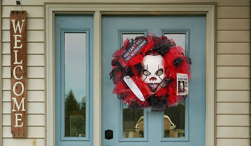 Halloween red-black wreath with mask