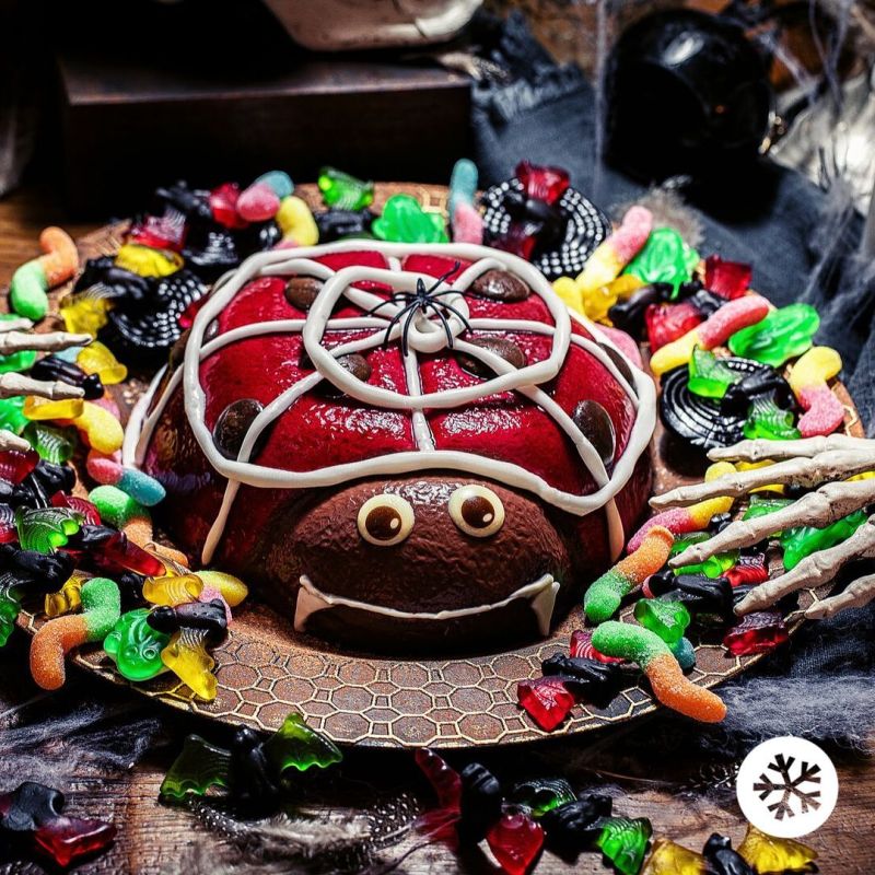 Spider Halloween cake decoration