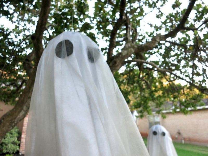 Hanging Ghosts - DIY Halloween crafts for adults