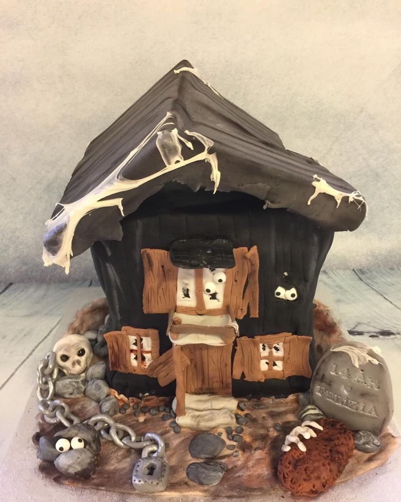 Haunted gingerbread house black cake for Halloween 