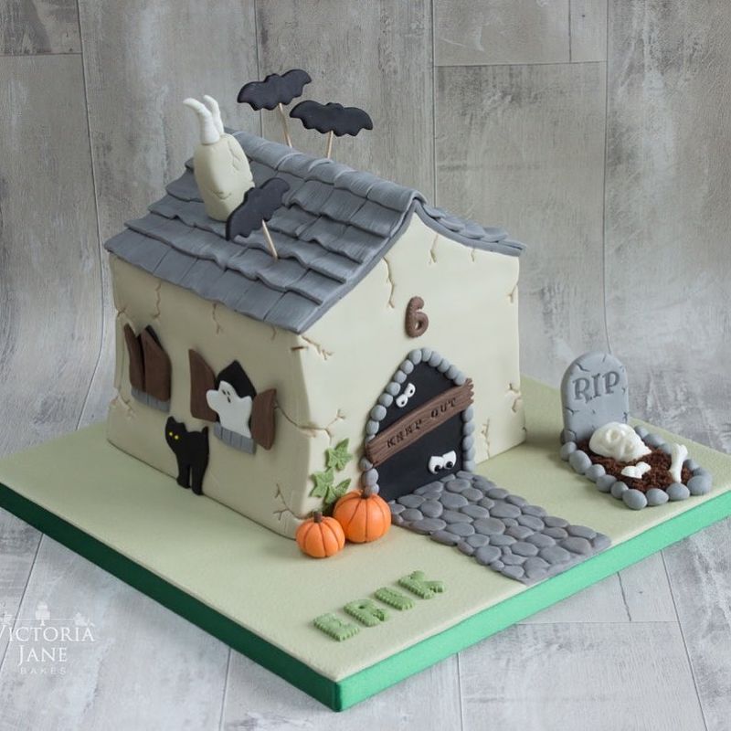 haunted house cake 