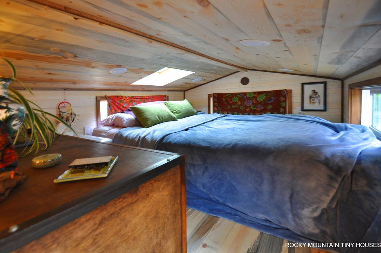 Red Mountain 34' Tiny House-spacious loft wth skylight
