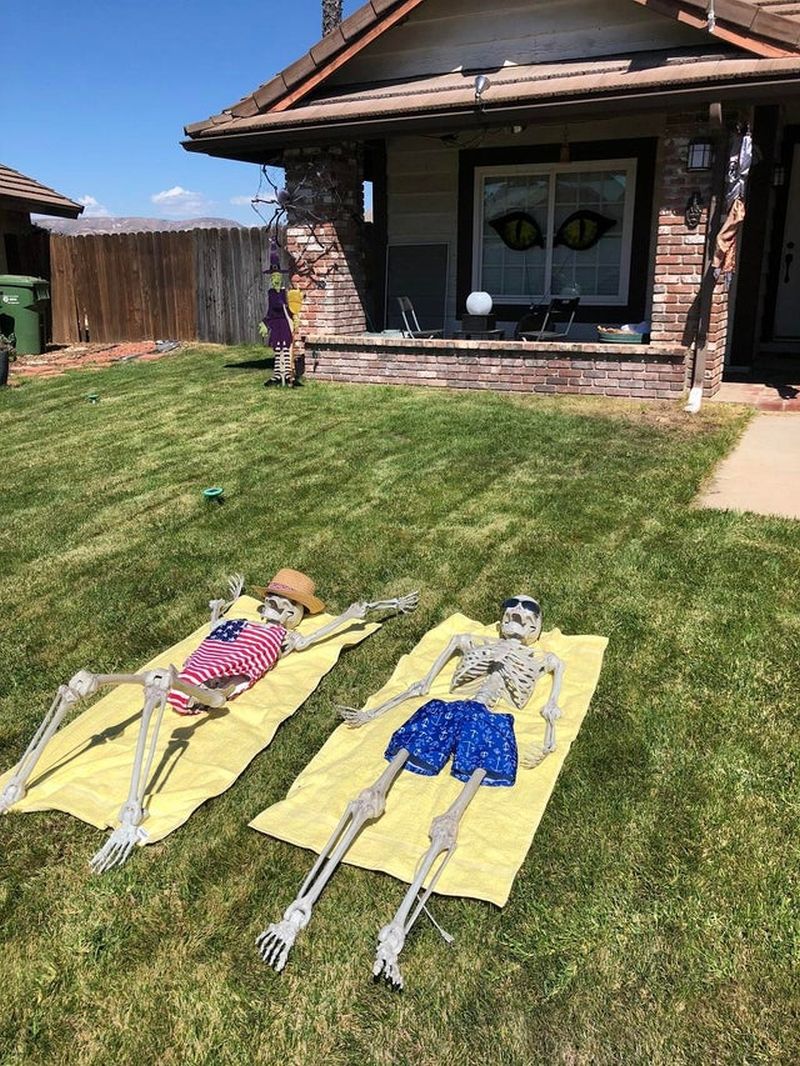 Skeletons basking in sun - Outdoor skeleton decoration ideas