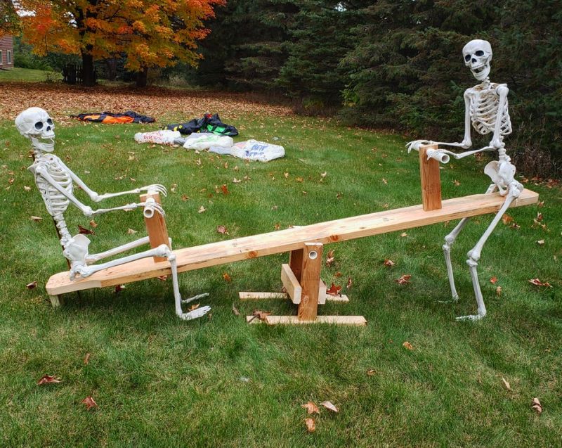 Skeletons on a teeter-totter - Outdoor skeleton decoration ideas