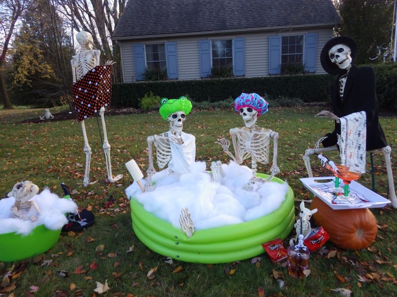 Skeletons taking a bath - halloween decorations